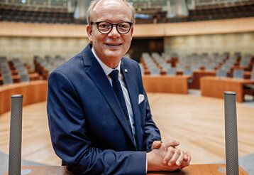 Landtagspräsident André Kuper im Plenarsaal des Landtags NRW