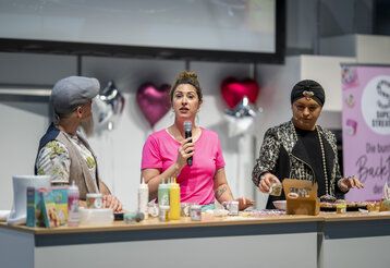 CREATIVA Messe ack-Workshop mit Madita van Hlsen mit Moderator Sebastian Kronseder und Special Guest Julian FM Stoeckel.