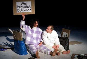 Zwei Schauspieler der Compagnie BewegGrund & Tabea Martin spielen auf der Bühne das Stück „Goodbye Stracciatella“