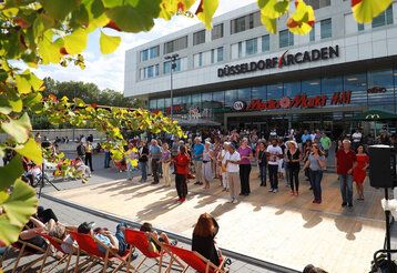 auf dem Vorplatz der Düsseldorf Arcaden tanzt eine Tanzgruppe