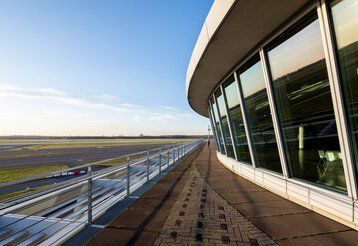 Besucherterasse des Flughafen Düsseldorfs mit Blick auf das leere Rollfeld