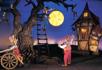 Szene aus „Der Mond“, gespielt vom Marionettentheater Düsseldorf.
