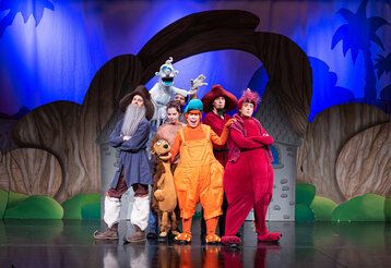 Ensemble des Theater Lichtermeer auf der Bühne mit dem Stück „Drache Kokosnuss“.