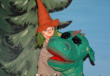 Der kleine Drache als Puppenspiel
