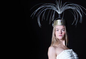 Eine junge Schauspielerin mit schaut ernst in die Kamera.