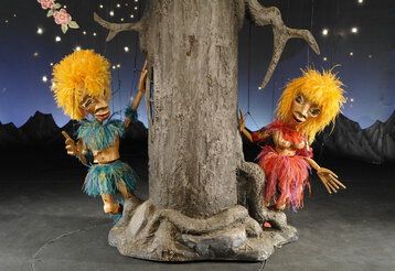 Papageno und Papagena im Stück "Die Zauberflöte" des Düsseldorfer Marionetten-Theaters.