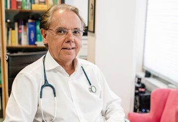 Doktor Hermann Josef Kahl in seiner Praxis