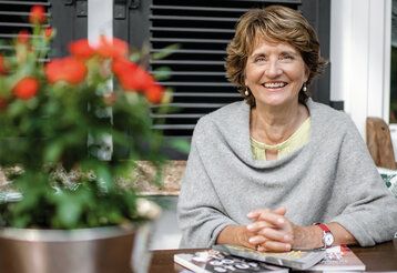 Elisabeth Hackspiel-Mikosch sitz auf der Terrasse