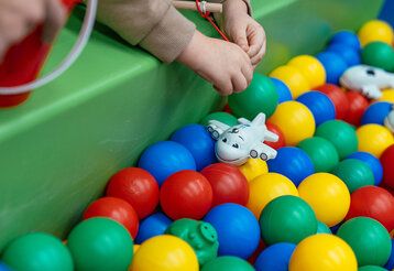 Ein kleines Flugzeug wird aus einem Bällebad geangelt