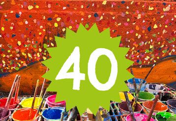 Die Zahl 40 ist vor einer bunten Konfetti.-Wand und Farbeimern platziert.