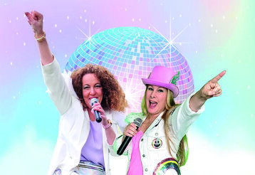 Beide Sängerinnen der Band GroßstadtEngel posieren mit Mikro vor einer Discokugel
