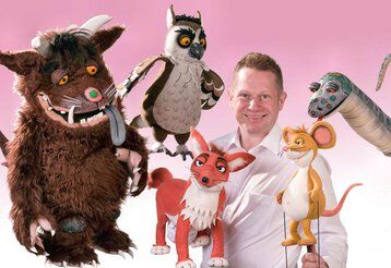 Andreas Blaschke vom Figurentheater Köln mit der kleinen Maus, dem grossen Grüffelo und den anderen Tieren.