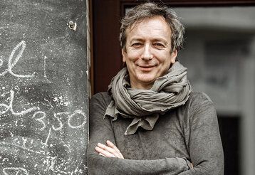 Musiker Hauschka vor Hauseingang