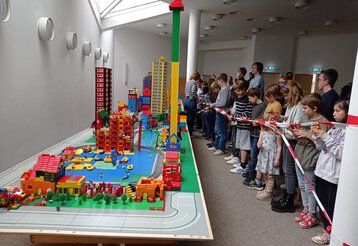 Familien bewundern eine große Legostadt
