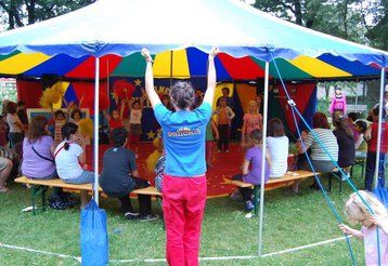 Zirkuszelt des Kölner Mitmachzirkus mit Kindern