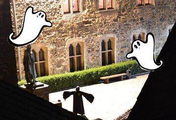 Blick auf eine unheimliche Gestalt im Schlosshof von Schloss Burg.