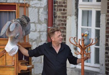 Szene aus „Der Kuckuck und der Esel“ mit Puppenspieler Stephan Wunsch 
