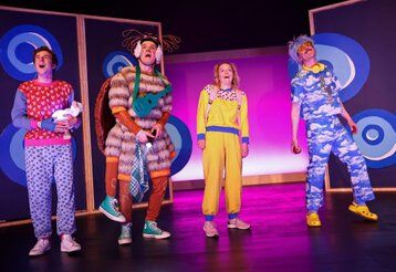 Bühnenszene aus Peterchens Mondfahrt mit den Darstellern von Peter, Anni, Herrn Sumsemann und dem Mondmann