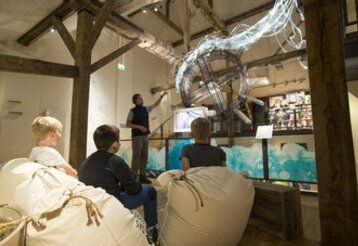 Kinder im KM51 – Das Erftmuseum hören dem Museumsführer zu.