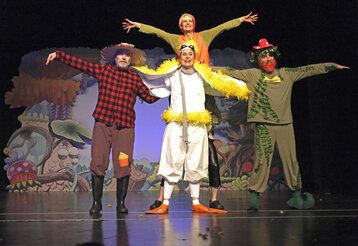 Vier Schauspieler der Kleinen Oper Bad Homburg auf der Bühne mit dem Stück "Nils Holgerssons Reise durch Europa". 