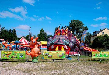 Blick auf verschiedene Attraktionen des Sperlich’s Riesen Spielparks.