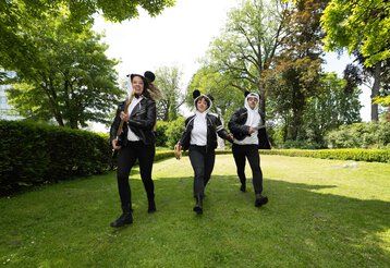 Die Schauspieler Stücks „Panda-Pand“ im Park