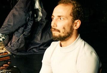 Ein Mann mit Bart starrt ins Leere