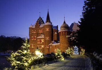 Burg Satzvey in winerlicher Landschaft.
