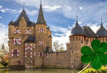 Burg Satzvey mit einem Kleeblatt