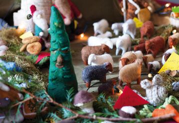 weihnachtliche Filzfiguren auf Weihnachtsmarkt