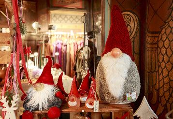 Verschieden große Weihnachtswichtel auf einem Basartisch