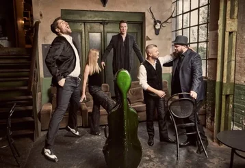 Die fünf Musiker der Gruppe Spark posieren gemeinsam.