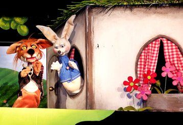 Superhäschen und der Fuchs im Puppentheater Helmholtzstraße.