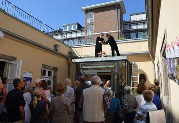 Besuchergruppen am Tag der offenen Tür vor dem Düsseldorfer Marionettentheater