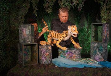 Theater con Cuore spielt das Stück „Tigerwild“.