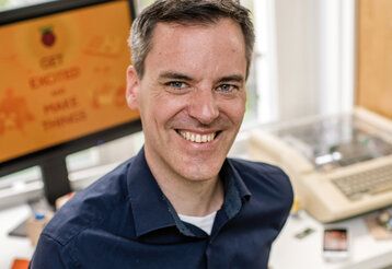 Tobias Hübner sitzt im Büro