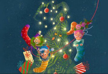 Weihnachts-Wichtel schmücken einen Tannenbaum