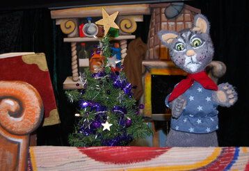 Szene aus dem Puppenspiel „ Weihnachtsfest im Zauberwald“