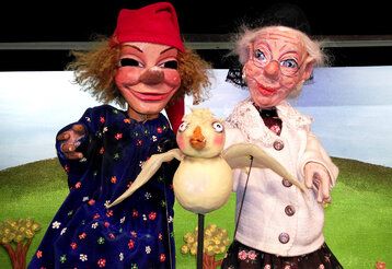 Kasper, Großmutter und ein Vogel auf der Puppenbühne