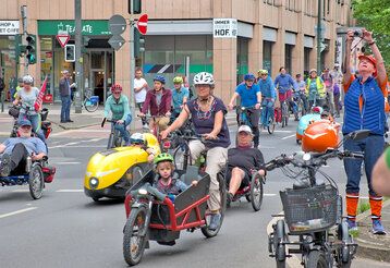 Fahrradfahrer:innen fahren durch die Düsseldorfer Innenstadt