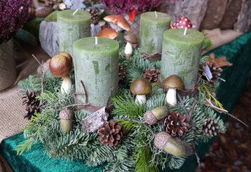 Adventskranz aus Tanne, mit Kerzen, Tannenzapfen und Dekopilzen