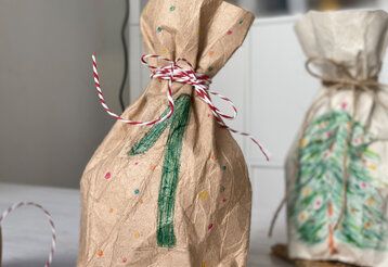 Selbstgebastelte Tütchen Tetrapack, angemalt und mit einer Schnur zugebunden