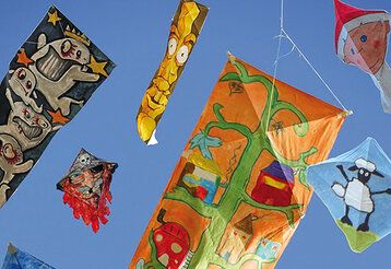 Bunten Drachen fliegen am Himmel herum