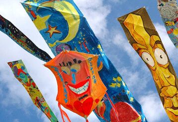 Bunten Drachen fliegen am Himmel herum