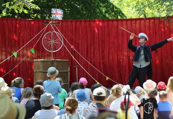 Akki Sommertheater Bühne und Publikum, Auftritt von Jamie und der Pirat