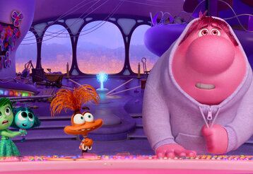 Animationsfilm, kleines grünes und kleines oranges Wesen gucken großes pinkes Wesen an