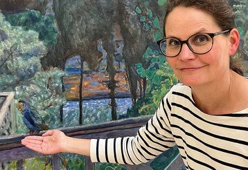 Annika Plank vor einem Gemälde des K20