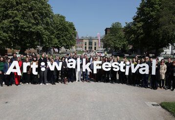 Über 70 Museen, Theaterbühnen und weitere Kulturorte öffnen zum  ersten Art:walk Festival am 13. und 14. Juni 2026 ihre Türen: Gruppenfoto mit  Kulturamtsleiterin Angélique Tracik (1. Reihe, 2. v. l.) und Teilnehmenden des Festivals