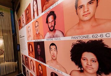 Ausstellung über Migration im Neanderthal Museum, verschiedene Porträts in Verbindung mit Pantonefarbbezeichnungen