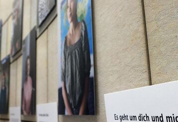 Porträtbilder von Frauen hängen an einer Wand, Ausstellung über Mutterschaft im Landtag NRW
